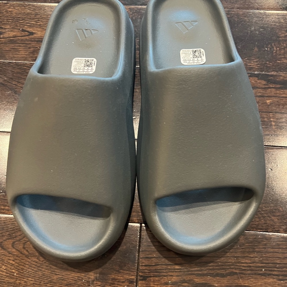 Yeezy slides-brand new.